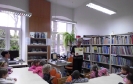 Lekcja biblioteczna pięciolatków w bibliotece w Józefowie